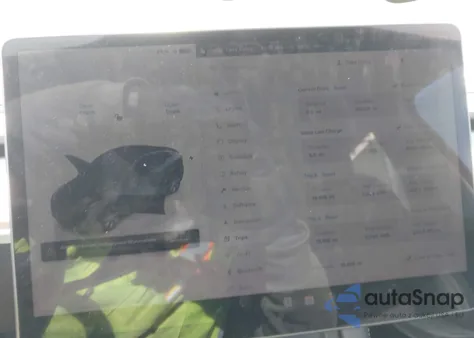 2024 Tesla Model Y Long Range Dual Motor All-Wheel Drive z USA, uszkodzony, nr VIN 7SAYGDEE6RA219344